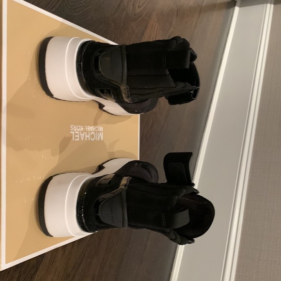COPY - Michael Michael Kors Cosmo high top size 9. - Picture 2 of 3